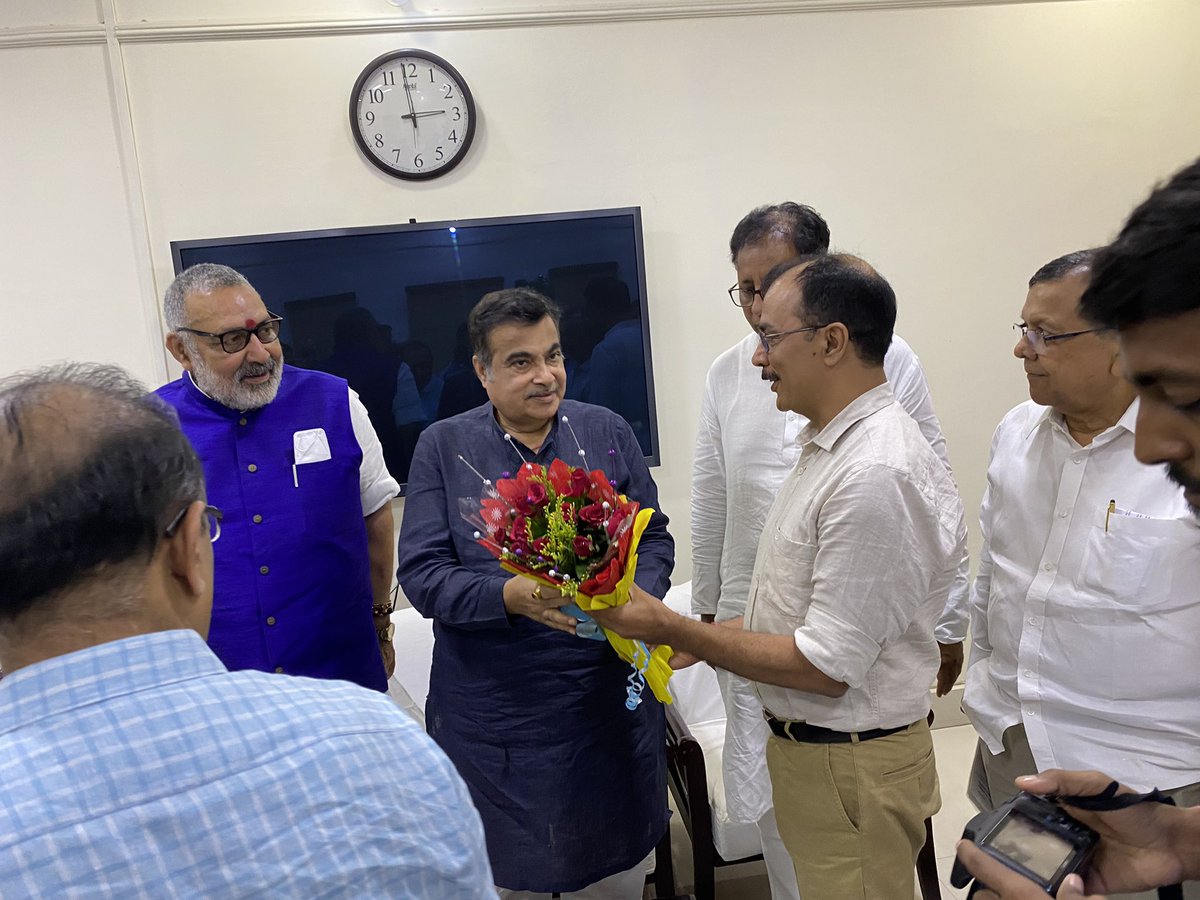kumaarniraj's tweet photo. स्टेट गेस्टहाउस पटना में भारत सरकार के माननीय मंत्री श्री @nitin_gadkari जी के साथ बैठक @girirajsinghbjp @sanjayjaiswalMP @tarkishorepd @NitinNabin @AshwiniKChoubey https://t.co/PEVah8hm3F