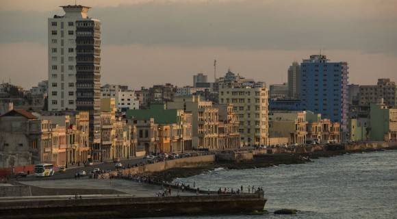 "La Habana es una ventana  al mar. Canta en mis pulmones el aire azul de La Habana.(...)  necesito el mar, mi mar,  mi mar con su Malecón, el azul con el recuerdo, la espuma con la ilusión.(...) "Habanera" Indio Naborit.