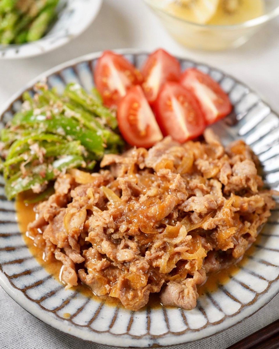 豚こま肉の生姜焼き 付け合わせはトマト🍅ピーマンのかつお節和え