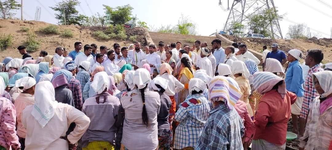 CongressSathyam's tweet photo. *చొప్పదండి నియోజకవర్గం*

#రైతులతో_సత్యమన్న_రచ్చబండ

*రామడుగు మండలం వెంకట్రావుపల్లి  గ్రామంలో రైతులతో రచ్చబండ కార్యక్రమంలో పాల్గొన్న చొప్పదండి నియోజకవర్గ కాంగ్రెస్ పార్టీ ఇంచార్జ్ #మేడిపల్లి_సత్యం అన్న...* https://t.co/qpgAF1cZrq