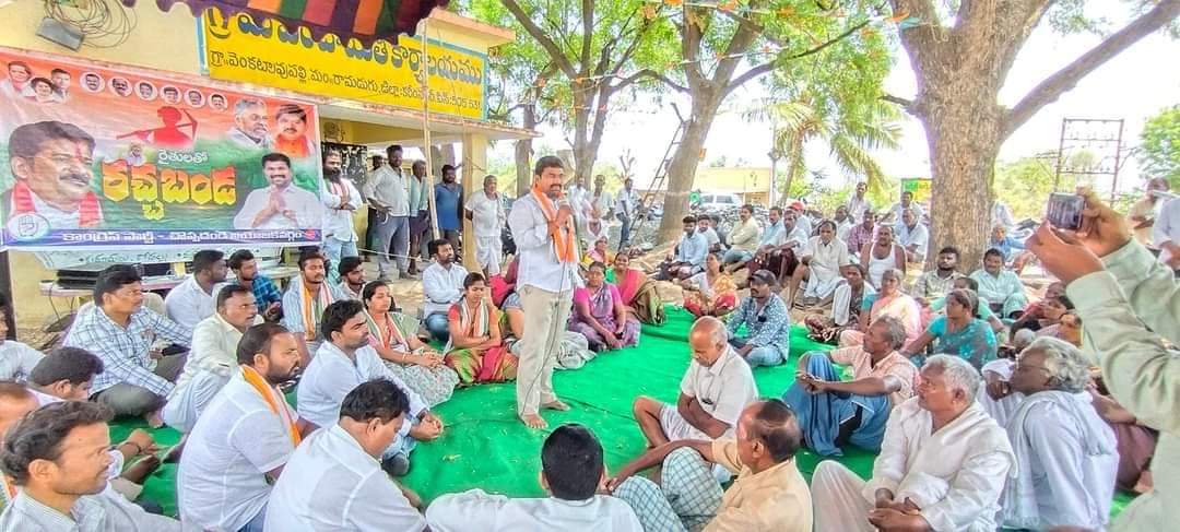 CongressSathyam's tweet photo. *చొప్పదండి నియోజకవర్గం*

#రైతులతో_సత్యమన్న_రచ్చబండ

*రామడుగు మండలం వెంకట్రావుపల్లి  గ్రామంలో రైతులతో రచ్చబండ కార్యక్రమంలో పాల్గొన్న చొప్పదండి నియోజకవర్గ కాంగ్రెస్ పార్టీ ఇంచార్జ్ #మేడిపల్లి_సత్యం అన్న...* https://t.co/qpgAF1cZrq