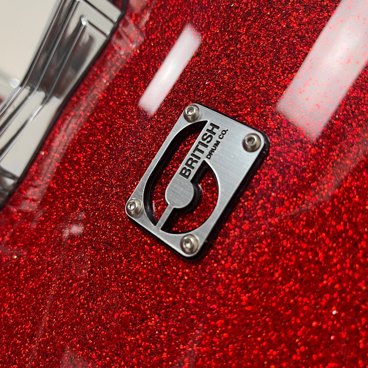 britishdrumco's tweet photo. Luke Bullen’s BDC Live Lounge Red Sparke up close in all its glitter glory.
22x14 • 12x8 • 14x14 • 16x16
Luke chose a selection of snare drums including the Tailsman, Archer and Super 7 – which one would you choose?
#reddrums #redsparkle #drumlife #drumlover https://t.co/DcB20hz97u