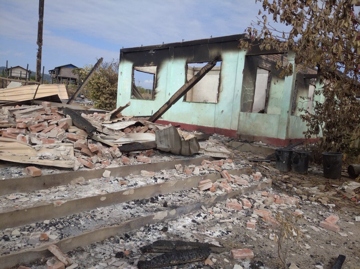 ZawWaiSoe4's tweet photo. 13.1.2022 10:00pm Htee Chaing Township,  Marathein village school was set on fire by the military council. #WhatsHappeninglnMyanmar https://t.co/be3GfERLNv