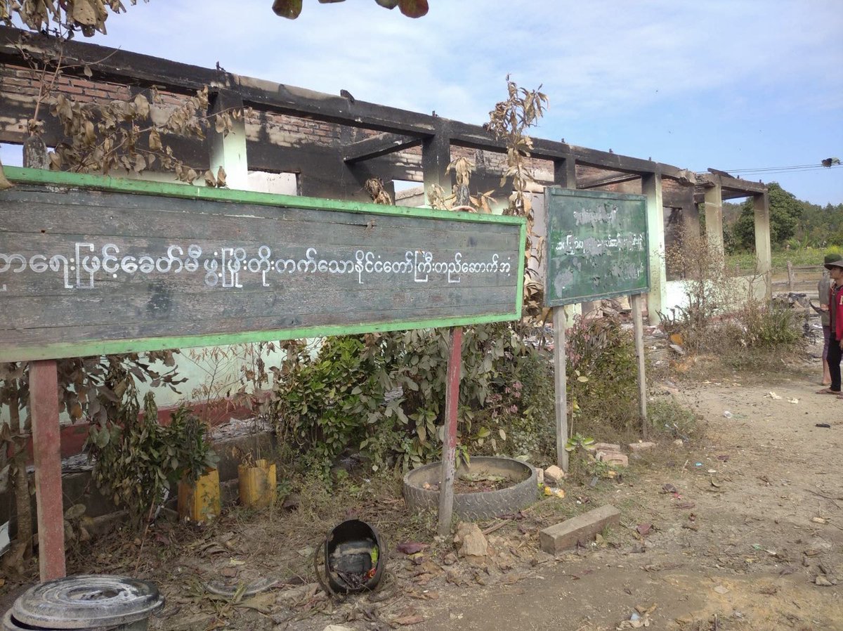 ZawWaiSoe4's tweet photo. 13.1.2022 10:00pm Htee Chaing Township,  Marathein village school was set on fire by the military council. #WhatsHappeninglnMyanmar https://t.co/be3GfERLNv