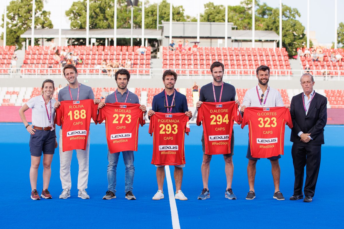 Historias de los Juegos (@historiasdlosjj) on Twitter photo La Federación Española de #Hockey <a href="/rfe_hockey/">RFEH Hockey</a> ha homenajeado a varios de los jugadores más emblemáticos de la historia de la selección española: <a href="/RocOliva1/">Roc Oliva</a>, <a href="/MikiDelas/">Miki Delàs</a>, <a href="/PapauQue/">Pau Quemada OLY</a>, <a href="/dalegre10/">David Alegre</a> y <a href="/QuicoCortes/">Francesc Cortès</a> ¡Merecido! La Federación Española de #Hockey <a href="/rfe_hockey/">RFEH Hockey</a> ha homenajeado a varios de los jugadores más emblemáticos de la historia de la selección española: <a href="/RocOliva1/">Roc Oliva</a>, <a href="/MikiDelas/">Miki Delàs</a>, <a href="/PapauQue/">Pau Quemada OLY</a>, <a href="/dalegre10/">David Alegre</a> y <a href="/QuicoCortes/">Francesc Cortès</a> ¡Merecido!