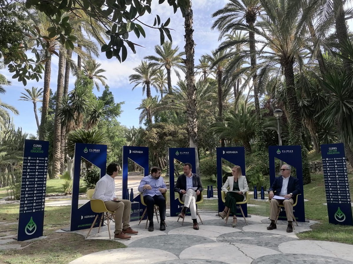 🙋🏻‍♀️ La iniciativa #ClimasParaElCambio pasa por #Elche para reflexionar sobre la importancia de la educación y sensibilización en la lucha contra el #CambioClimático.

Un encuentro de alto nivel en un entorno inmejorable.

📺 Puedes volver a verlo aquí ➡️ youtu.be/rtZgryFUfNo
