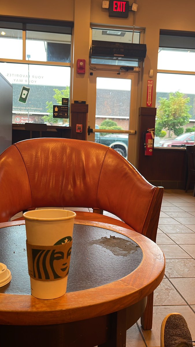 bondoa6's tweet photo. I’m always amazed at the number of people that walk into Starbucks at this time and think “oh yeah, this will be fast”. I have counted 5 in 5 minutes that walk in, see the line and turn around. #orderahead #planahead #getupearlier and here’s another… https://t.co/WS0u4BXIla