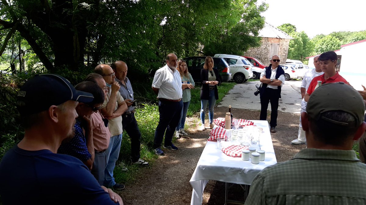 AspaceNavarra's tweet photo. El 3 de junio recibimos en Roncesvalles a profesores de la Universidad de Idaho (Estados Unidos) y de la UPNA. Explicamos el proyecto #Biointegra junto con @IntiaSa y la importancia del "itinerario de vida". Además, realizamos una cata de los productos #lácteos. https://t.co/eRJwXdCZMc