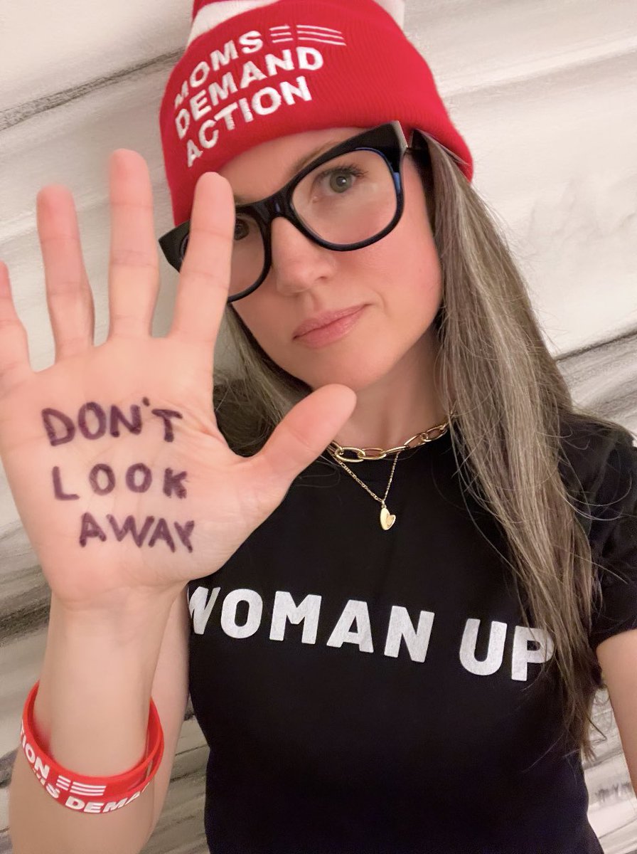 ms_bea_kind's tweet photo. 🚨 Gun violence is the leading cause of death for children and teens in the U.S.

☎️ JOIN ME in demanding that senators #DontLookAway from this crisis: Text BOLD to 644-33 to call your senators and tell them to take bold action on gun safety. @MomsDemand https://t.co/ZZi8qtzaS5