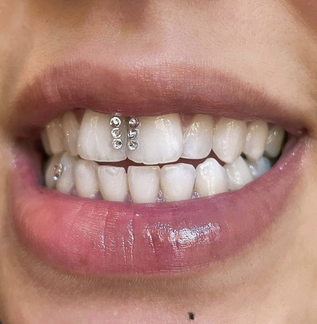 RDV ce samedi 11/06 - 📍La Marbrerie 
Métro Mairie de Montreuil 
19h-2h 

Retrouve POSE TON DIAMS pour la pose de tooth gems &amp; bijoux dentaires 

Il reste quelques places : 
lamarbrerie.fr/u-percut-festi…