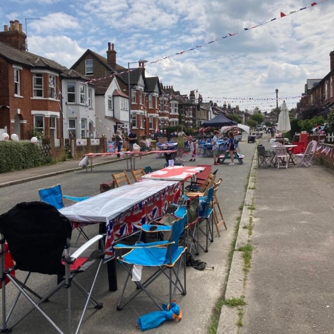 eppingyc's tweet photo. Our Youth Counsillors have had heaps of fun over the weekend celebrating the Platinum Jubilee. Lots of dancing, cake and games, with our very own Erika Skingsley who organised the drinks and cake stall at Limes Farm ๐ฐ #efyc #efdc #youthcouncil #platinumjubilee #streetparty#cake https://t.co/ijrJCcuUjs