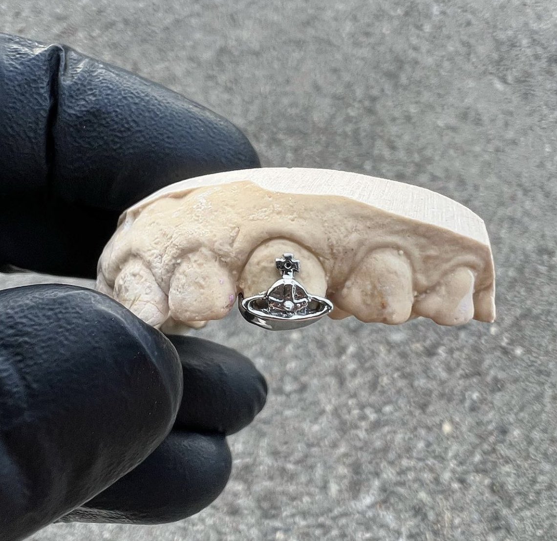 RDV ce samedi 11/06 - 📍La Marbrerie 
Métro Mairie de Montreuil 
19h-2h 

Retrouve I COOK THE GRILLZ pour créer un grillz personnalisé

ig : icookthegrillz

Il reste quelques places : 
lamarbrerie.fr/u-percut-festi…