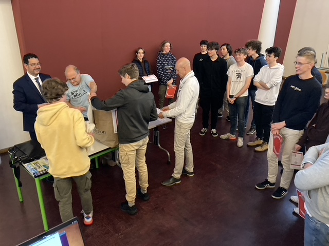 ac_normandie's tweet photo. 📱🖥️#JournéeNSI à l'UFR de Sciences et Techniques du Havre. 
Au programme pour les élèves : remises des prix Trophées NSI et Olympiades, visite d’un Fablab et du laboratoire de recherche LITIS ou encore initiation à la programmation. https://t.co/CXmnMD1SMu
