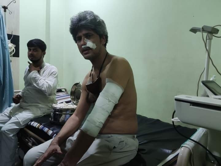 basherkella's tweet photo. Activists of #Bangladesh Chhatra League (BCL) of #Chattogram Medical College unit attacked Junaid Saki &amp; his co-activists while he was leaving the hospital after visiting the patients injured in the fire at #BMContainer Depot in #Sitakunda upazila of Chattogram.

#Dhaka
#BanBCL https://t.co/vGmB3Foybg
