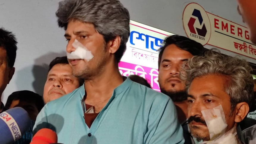 basherkella's tweet photo. Activists of #Bangladesh Chhatra League (BCL) of #Chattogram Medical College unit attacked Junaid Saki &amp; his co-activists while he was leaving the hospital after visiting the patients injured in the fire at #BMContainer Depot in #Sitakunda upazila of Chattogram.

#Dhaka
#BanBCL https://t.co/vGmB3Foybg