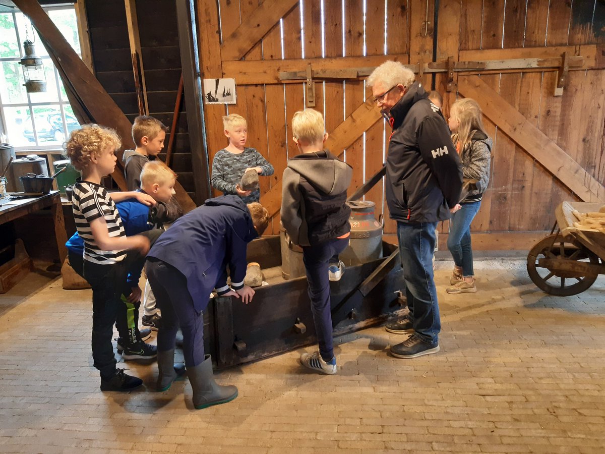 Schoolkinderen in het Skûtsjemuseum. Garantie voor belangstelling en levendigheid.