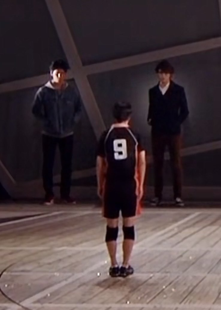 cinnamonnoodle's tweet photo. There's a moment in the haikyuu stageplay where after Karasuno wins against Shiratorizawa, everyone leaves to celebrate, except Kageyama, who stays for a few seconds longer to bow to Iwaizumi and Oikawa, who have been watching the whole match. I think this detail is so beautiful. https://t.co/9FJbePoSyR