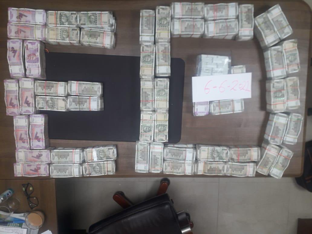 सत्येंद्र जैन जिस बारात के सरबाले हैं उस बारात का असली दुल्हा केजरीवाल ही हैं । जहां जहां <a href="/ArvindKejriwal/">Arvind Kejriwal</a> की सरकार है उसके मंत्री चोरी चकारी में लिप्त पाए जा रहे है । सत्येंद्र जैन ही नही केजरीवाल भी चोर है