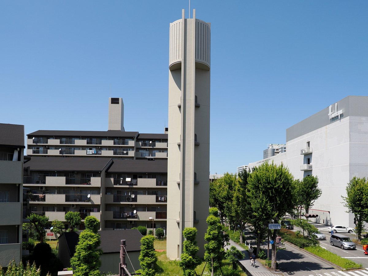 watertowerUC's tweet photo. 駅前の百貨店のすぐ横に団地があって給水塔まであるのって珍しいと思う。
阪急の川西能勢口駅前。 https://t.co/X62xuHMNsZ