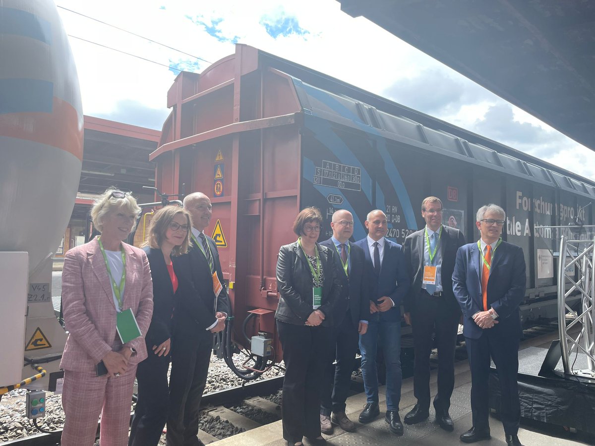 CER_railways's tweet photo. Today we attended the event in Strasbourg on Digital Automatic Coupling (#DAC). Such innovative technologies in rail freight is critical to making the #EUGreenDeal a reality and meeting our modal shift targets. Thanks to all for the great discussions &amp; demonstration ! #DAC4EU https://t.co/vnblwFeKgU