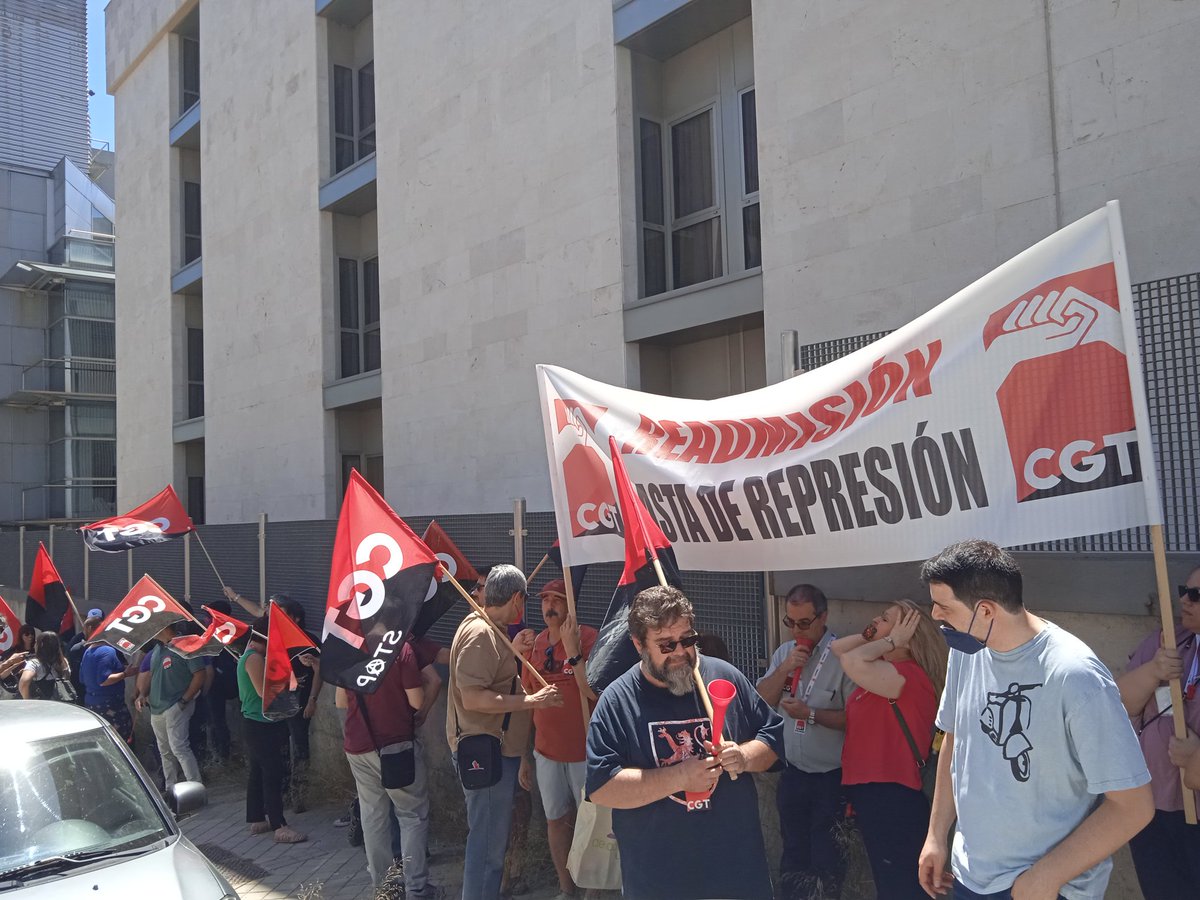 CGTaytoMadrid's tweet photo. Concentración por la readmisión del compañero Antonio Merino despedido por la empresa Grupo At Valor como represalia a la labor sindical con @CGT Nos tocan a una nos tocan a todas.@CGTfesibac https://t.co/uRMdi78oBd