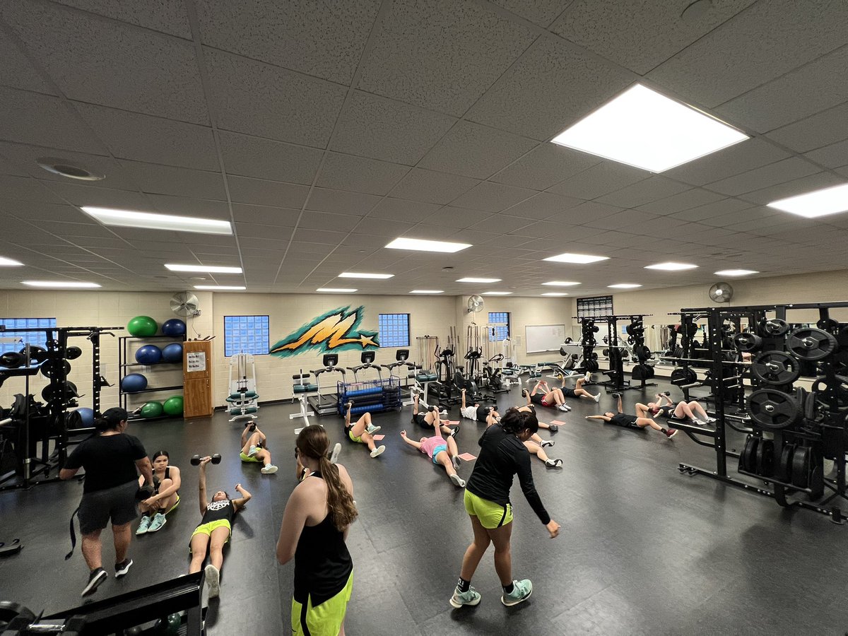 memorial_gbb's tweet photo. Early bird gets the worm!!! โ๏ธ๐ Back at it with the 6AMโs for the summer. #MacCamp #GoMavs #NoM22-23 https://t.co/CFMK5uAVRl