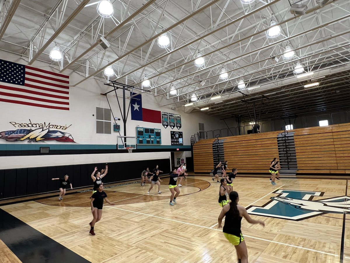 memorial_gbb's tweet photo. Early bird gets the worm!!! โ๏ธ๐ Back at it with the 6AMโs for the summer. #MacCamp #GoMavs #NoM22-23 https://t.co/CFMK5uAVRl