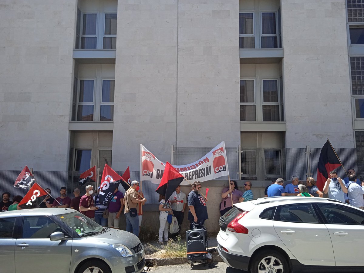 CGTaytoMadrid's tweet photo. Concentración por la readmisión del compañero Antonio Merino despedido por la empresa Grupo At Valor como represalia a la labor sindical con @CGT Nos tocan a una nos tocan a todas.@CGTfesibac https://t.co/uRMdi78oBd