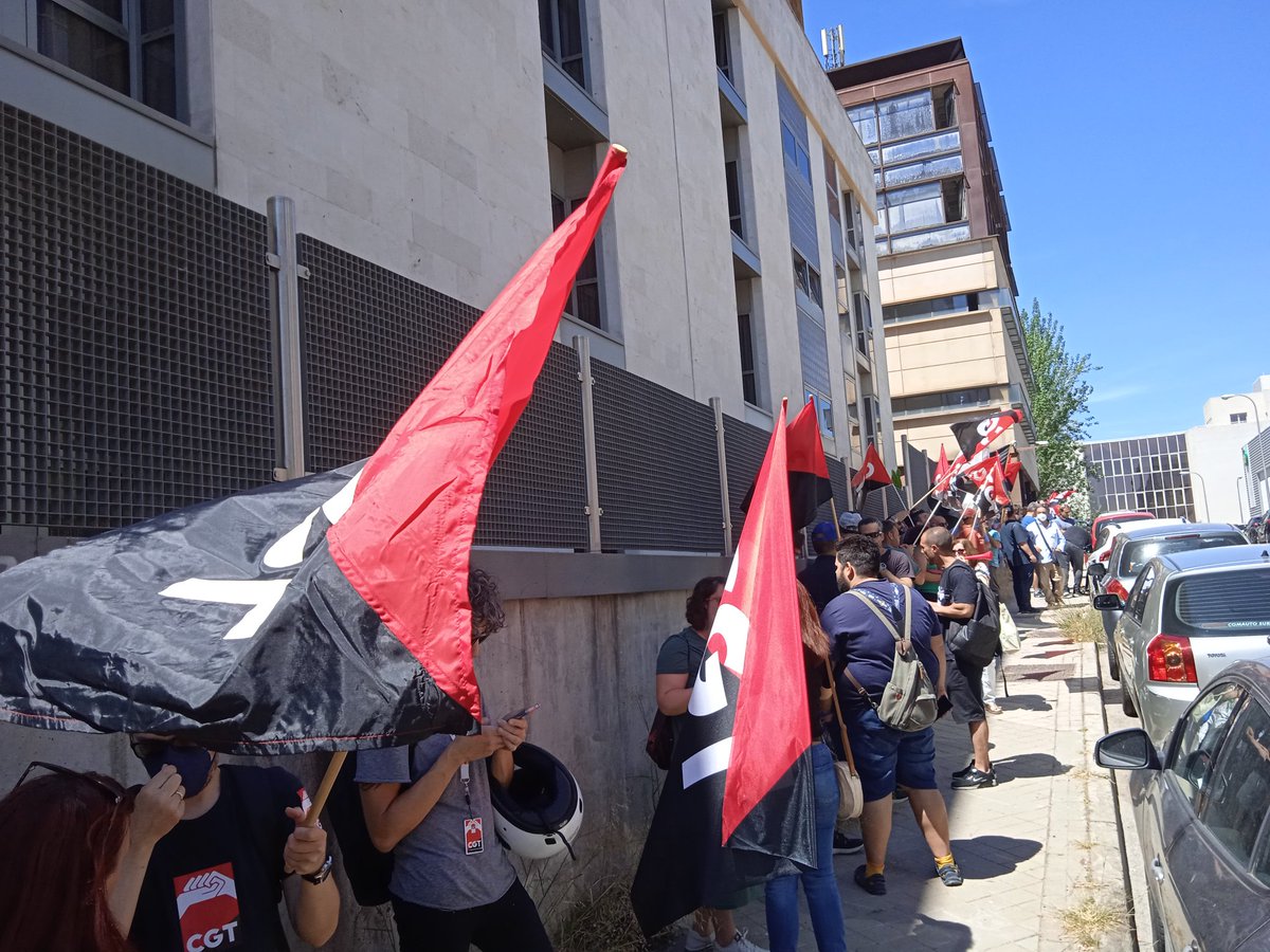 CGTaytoMadrid's tweet photo. Concentración por la readmisión del compañero Antonio Merino despedido por la empresa Grupo At Valor como represalia a la labor sindical con @CGT Nos tocan a una nos tocan a todas.@CGTfesibac https://t.co/uRMdi78oBd