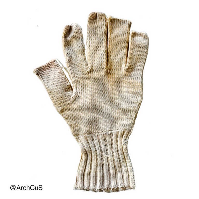 cubamaterial's tweet photo. Knitted cotton gloves used by garbage collectors, obtained by a middle/school student to protect her hands while working in the fields during the “escuela al campo” program.
(gift from Mirta Suquet)
#gloves
#garbagecollection
#escuelaalcampo
#studentswork
#cubamaterial https://t.co/RybgXPUW98