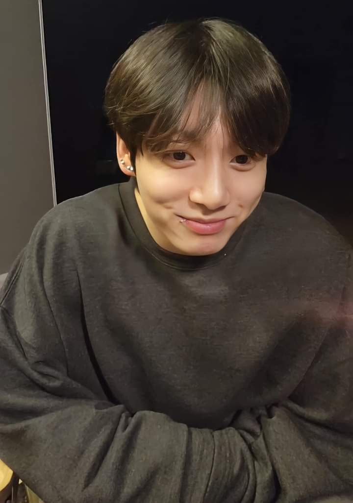 moni_samia's tweet photo. JK VLIVE: Camping under the rain 🌧🏕 https://t.co/nRLmv1AVc2
