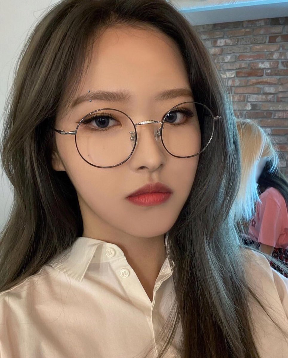 yeahbunnyhop's tweet photo. son hyeju olivia hye i hope you hear me in your mind telling you to get an eyebrow piercing https://t.co/Chdn32d9ub