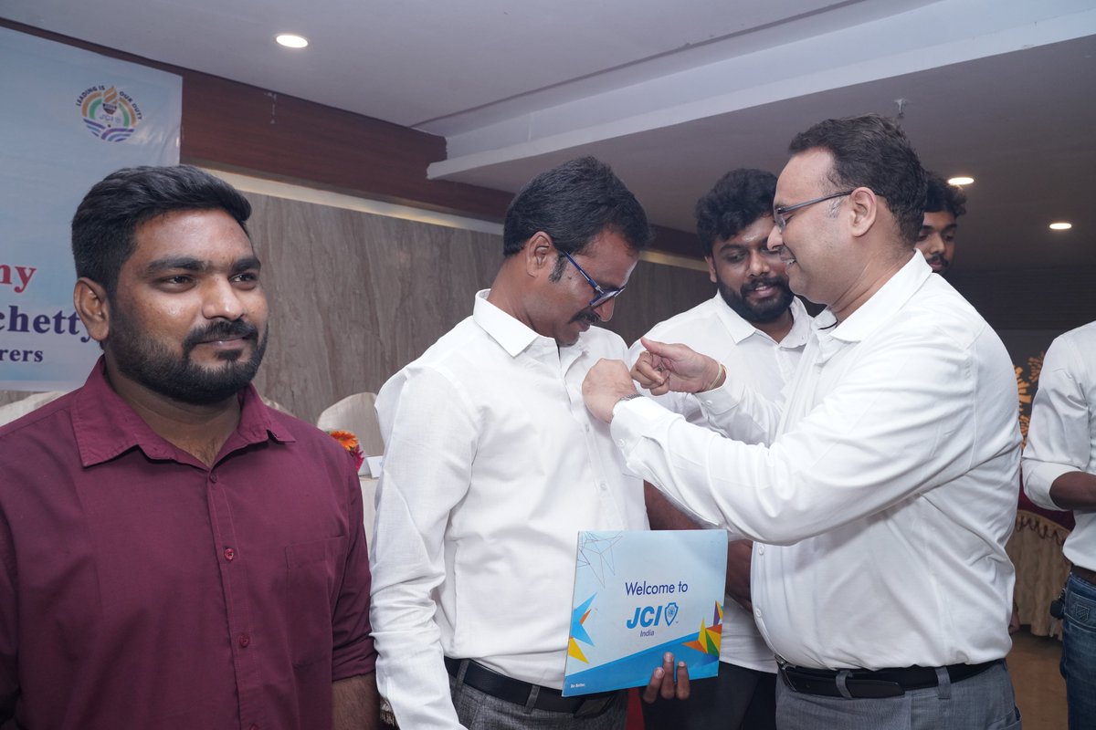 JCIVizagYUVA's tweet photo. New members taking the oath as LO members of JCI Vizag YUVA. All the best for team 2022.
#jci #jcivizagyuva #2022team https://t.co/DnhQrHnLav