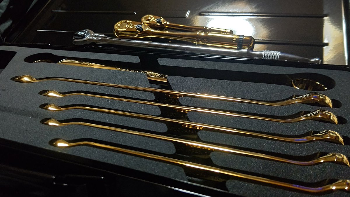 DaikonStyle's tweet photo. やっぱ金はいいですな😤
金運上がりそうだ💖💰️
(持ってなかったロングスイベルもしれっと写り込み)
#KTC
#nepros
#ipGOLD
#エヒメマシン
#工具 https://t.co/kQH6KaMbFt