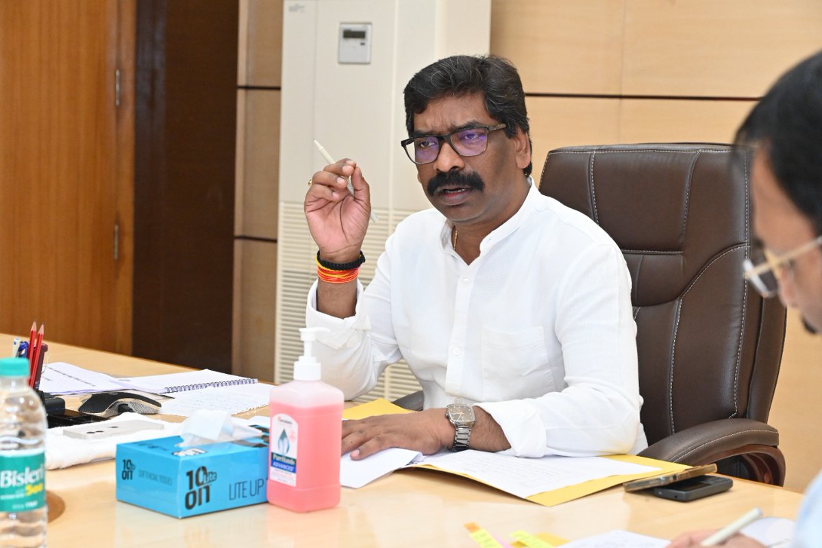 JharkhandCMO's tweet photo. मुख्यमंत्री श्री @HemantSorenJMM ने विभिन्न विभागों में रिक्त पदों को भरने से संबंधित समीक्षा बैठक की। मुख्यमंत्री ने गृह विभाग के 13,473, स्कूली विभाग के 38,000 तथा वन विभाग के 4,051 विभिन्न श्रेणियों के रिक्त पदों के भर्ती प्रक्रिया में तेजी लाने का निर्देश अधिकारियों को दिया। https://t.co/u8tXlxsmfl