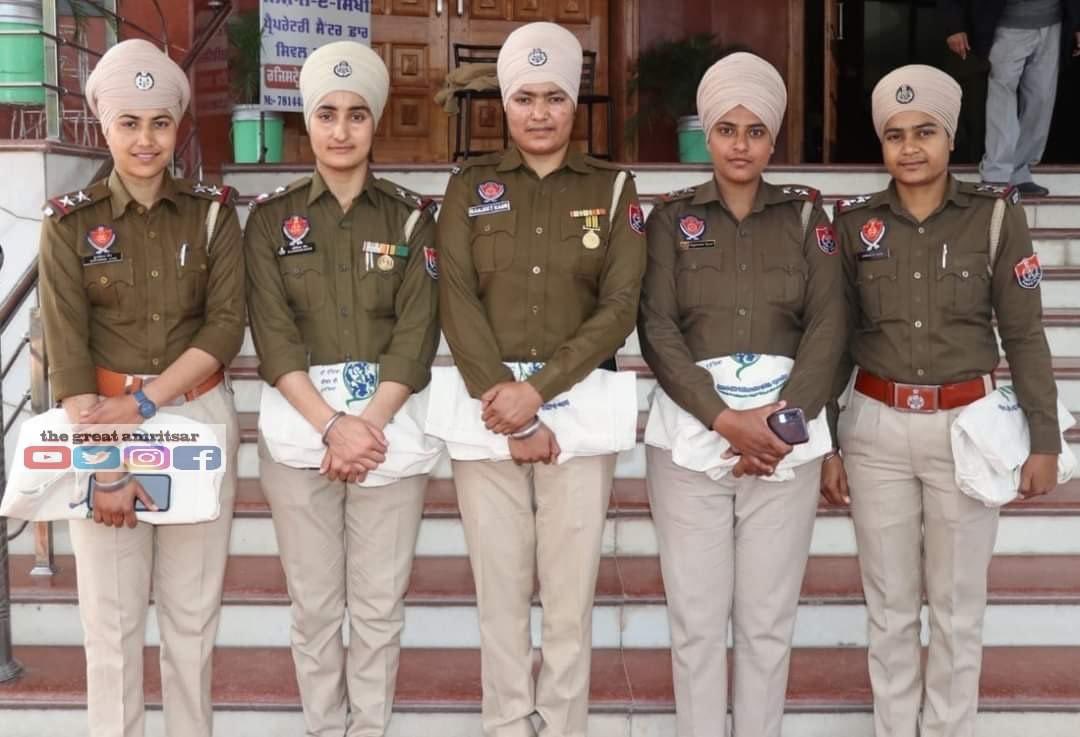 Dosanjhsaab_'s tweet photo. Five Gursikh girls become sub inspector with their hardwork &amp; dedication through the Nishan-E-Sikhi educational institute, Khadoor Sahib, run under the guidance of Baba Sewa Singh ji Khadoor Sahib. @SGPCAmritsar https://t.co/dnI10PKA5P