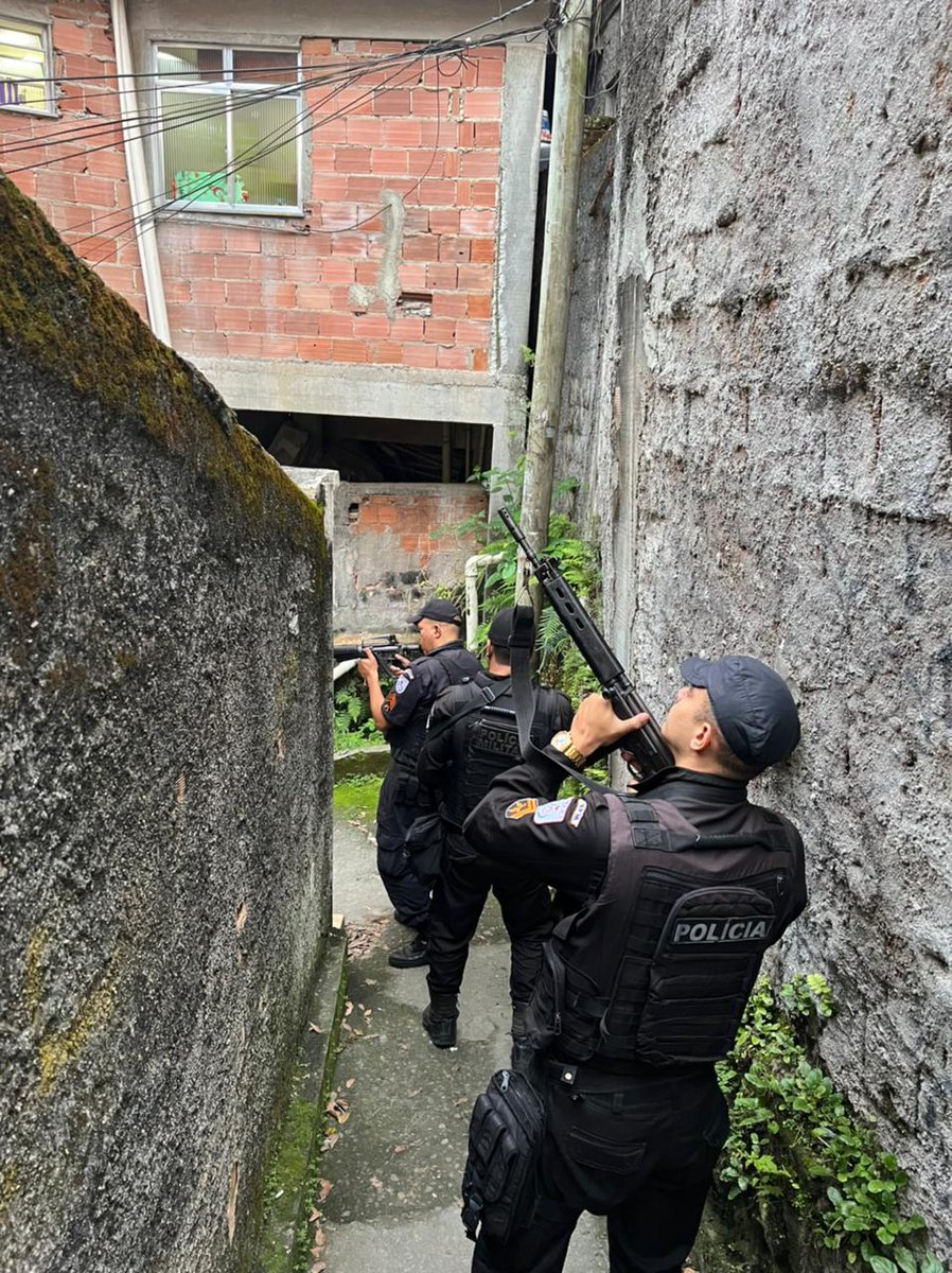 PMERJ's tweet photo. Equipe do #PATAMO do #31BPM realiza patrulhamento no Morro do Banco - Itanhangá. Na imagem, os agentes estão percorrendo o 'Beco da Ivete'.
#cidadeintegrada
@GovRJ https://t.co/vqubqGdWx2