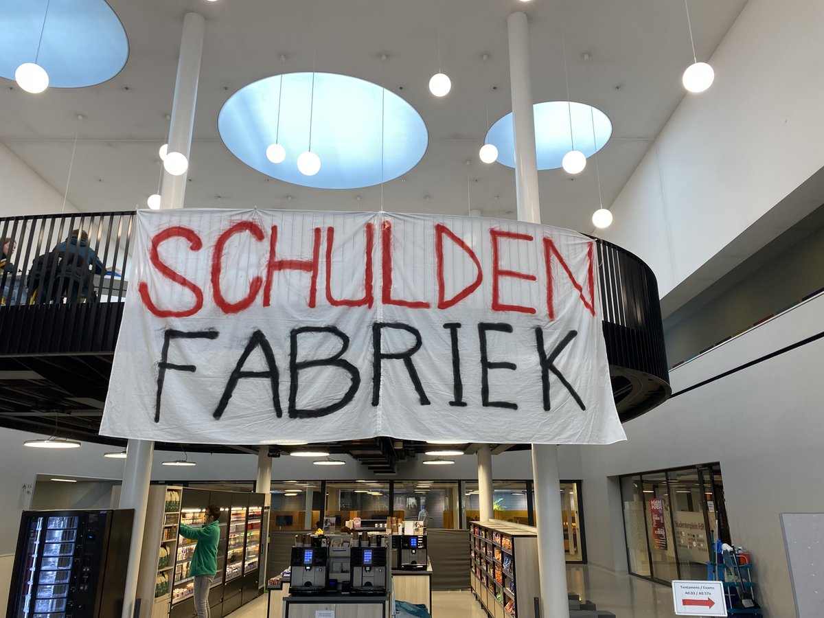 Studenten bezetten hal UvA met sit-in protest tegen kabinetsplannen

at5.nl/artikelen/2154…