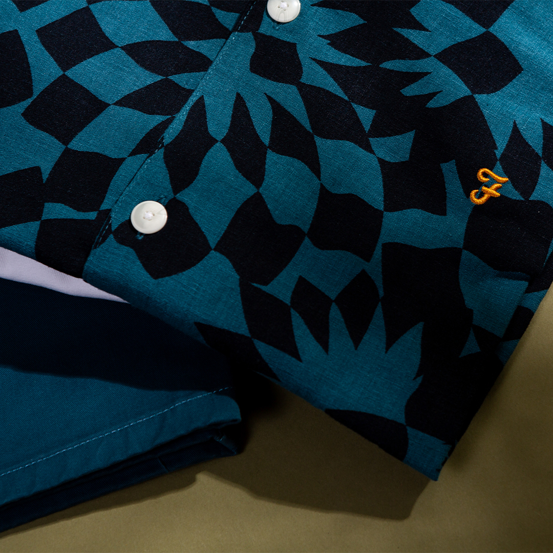 Bestmenswear's tweet photo. -The #Farah Edit -
Step out of your comfort zone with the Rebello Print shirt from Farah. Layer over a classic white tee and teal chino shorts for a summer look that's sure to turn heads.☀️
https://t.co/qdk51iXcXL
#BestMenswear #TailorsOfConfidence #MensFashion #StyleGuide https://t.co/lRpLHz7YHY