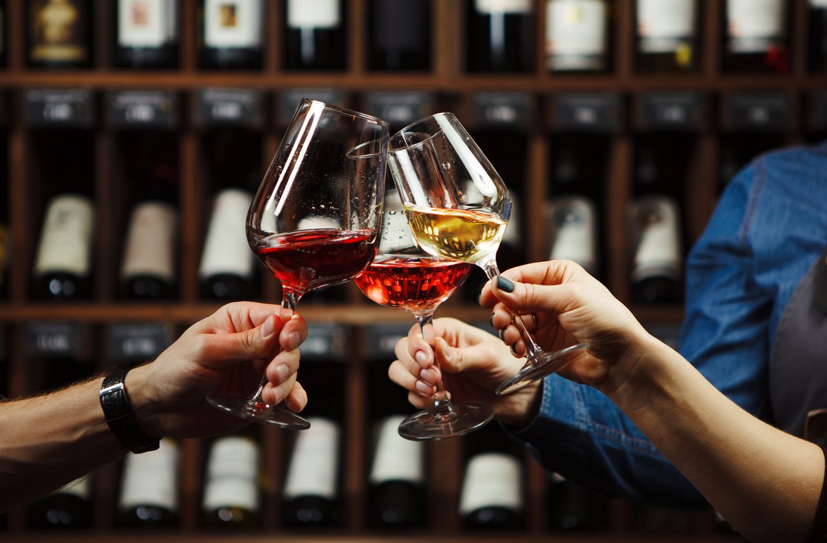 ¿Eres un apasionado del vino tinto?. ¿Quizás un verdejo fresco sea tu elección?. ¿O tal vez el sabor afrutado del rosado sea tu preferido?

Si buscas un vino ecológico y de buena relación calidad-precio, visita bodegasvegadetera.com

¡Estás en el lugar adecuado!