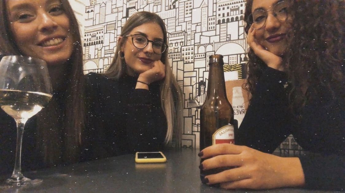 MariaCajal's tweet photo. Echo mucho de menos vivir con mis niñas @martaaleman98 @miriamc97 🥲🤍 https://t.co/qd2MJK3x52