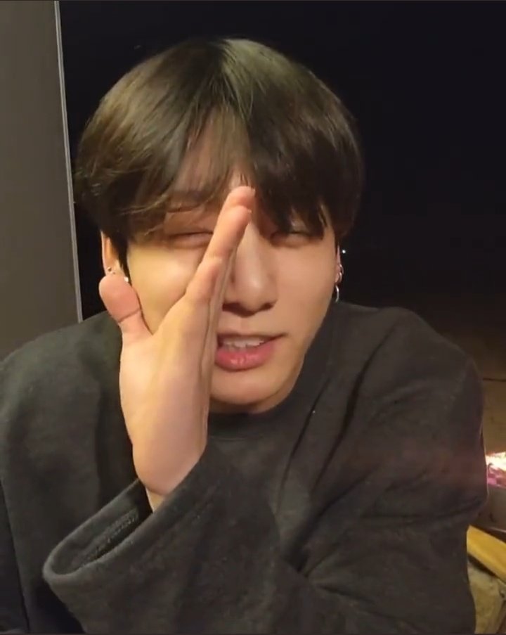 hoscass's tweet photo. jungkook                       jungkook
contando                      contando
um segredo                 um segredo
em 2018                       em 2022 https://t.co/82P6TCg8nt