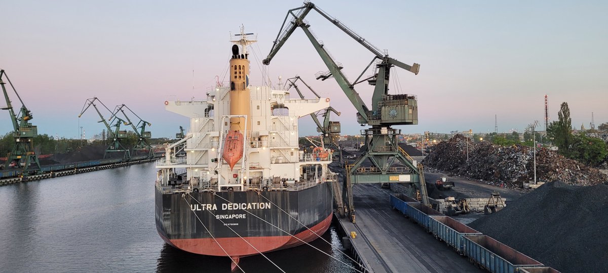 🚢Obsłużona jednostka ULTRA DEDICATION pod załadunek 30 000 ton rudy żelaza. Towar pochodzący z Ukrainy, przyjechał do <a href="/PortGdanskZMPG/">Port of Gdańsk</a> w kilkunastu składach wagonowych🚃Wyzwaniem był dodatkowy przeładunek ze względu inny rodzaj torów - za wschodnią granicą 👌 #UkrainianCargo👷‍♂️
