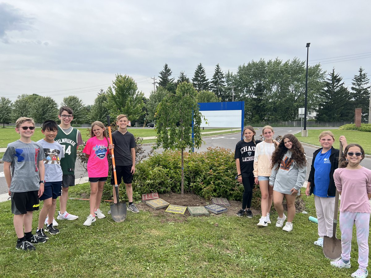 MrKilian_SRE's tweet image. SRE Student Council planting a tree as a parting gift from our 5th and 6th graders moving up to SRM!! #SRECommunity