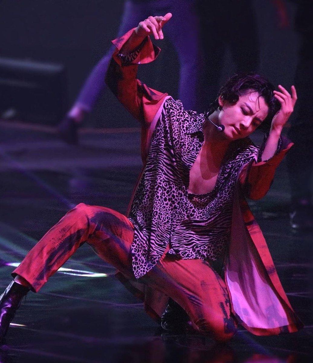 kthdetls's tweet photo. jungkook                          jungkook 
performando                    falando 
pro army                         com o army https://t.co/tOGYi6UJSd