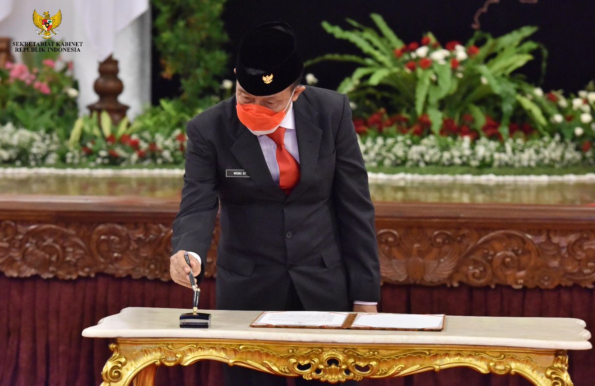 setkabgoid's tweet photo. Presiden @jokowi melantik dan mengambil sumpah Yudian Wahyudi dan Karjono sebagai Kepala dan Wakil Kepala BPIP masa jabatan 2022-2027, di Istana Negara, Jakarta, Selasa (07/06/2022).

Presiden juga melantik Dewan Pengarah BPIP masa jabatan 2022-2027.

#PotretKabinet https://t.co/ykURJ36yCq