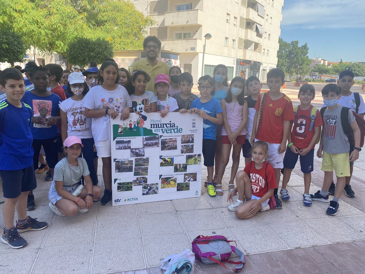 santiagomayor12's tweet photo. Hoy hemos celebrado el #DiaMundialDelMedioAmbiente junto a otros coles de la zona🌱🌳Nuestros alumn@s han disfrutado y aprendido, han plantado y han convivido buscando el cuidado de su entorno más próximo ¡Ha sido un gran día! Gracias a @parquesdemurcia #ActuaSM #STV @AytoMurcia https://t.co/vOIjvSmmcA