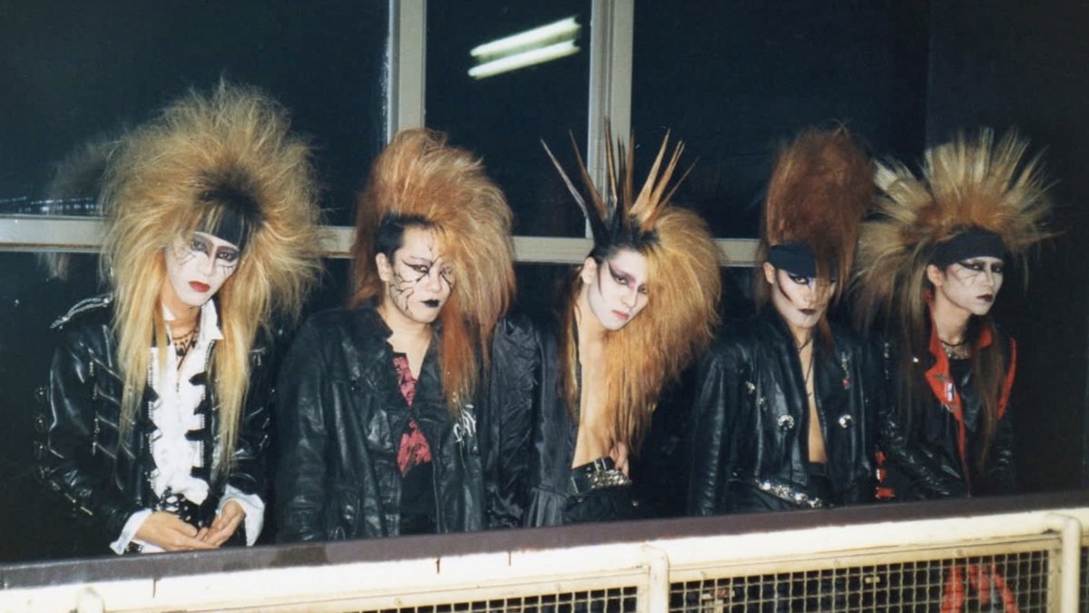thecommonline's tweet photo. ⏪VOLUME 5 ISSUE 1: ULTRA NOSTALGIA📼
🎤THE HISTORY OF: VISUAL KEI🖤
Read the full article here: https://t.co/k9i4YtZ43i
#TheCOMM https://t.co/iqM0sA9hqz
