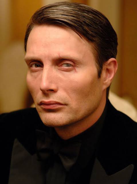 ono__azusa's tweet photo. デンマーク出身の俳優、Mads Mikkelsenさん
最近はファンタビ3のゲラート役が話題だが、007カジノロワイヤル編の役も、冷酷で耽美で最高なので是非見てほしい。
若さだけでは辿り着けない美しさを彼は持っている https://t.co/6KXW5vYfSe