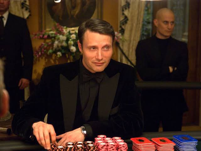 ono__azusa's tweet photo. デンマーク出身の俳優、Mads Mikkelsenさん
最近はファンタビ3のゲラート役が話題だが、007カジノロワイヤル編の役も、冷酷で耽美で最高なので是非見てほしい。
若さだけでは辿り着けない美しさを彼は持っている https://t.co/6KXW5vYfSe